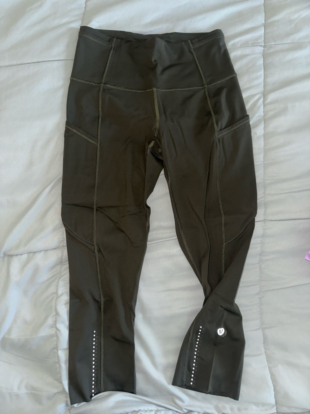 Lululemon women’s crop leggings in dark olive,  size 4